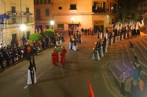 Encapironats de la Confraria durant una processó. Confraria del Sant Crist del Sepulcre