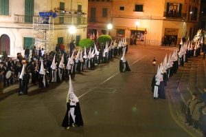 Encapironats de la Confraria durant la processó. Confraria de la Germandat Cristiana Obrera