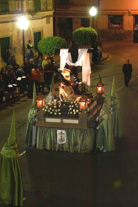 Encapironats de la Confraria porten el pas de la Pietat. Confraria de la Pietat