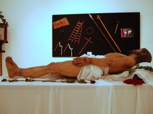 Crist Jacent a l'exposició a la Casa de Cultura de Felanitx. 50è Aniversari de la Fundació de la Confraria