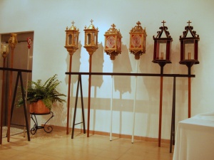 Fanals que es porten a les processons a l'exposició a la Casa de Cultura de Felanitx. 50è Aniversari de la Fundació de la Confraria