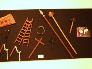 Objectes de la Passió portats per els escolanets a l'exposició a la Casa de Cultura de Felanitx. 50è Aniversari de la Fundació de la Confraria