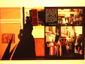 Fotografies a l'exposició a la Casa de Cultura de Felanitx. 50è Aniversari de la Fundació de la Confraria