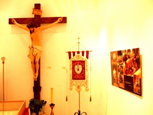 Crist a la Creu a l'exposició a la Casa de Cultura de Felanitx. 50è Aniversari de la Fundació de la Confraria